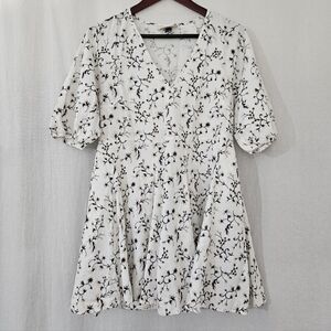 Universal Thread Short Sleeve V-Neck Mini Dress in White & Blue Floral Print